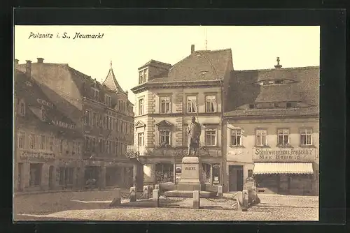 AK Pulsnitz i. S., Neumarkt mit Geschäften und Denkmal