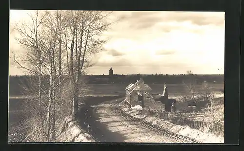 AK Vitry, Totalansicht mit Ruine am Wegesrand