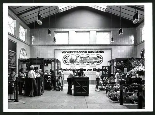 Fotografie unbekannter Fotograf, Ansicht Berlin, U-Bahnhof Wittenbergplatz, Schalterhalle mit Blumenladen & Theaterkasse