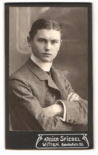 Fotografie Atelier Spiegel, Witten / Ruhr, Bahnhofstr. 53, Portrait charmanter junger Mann im karierten Jackett