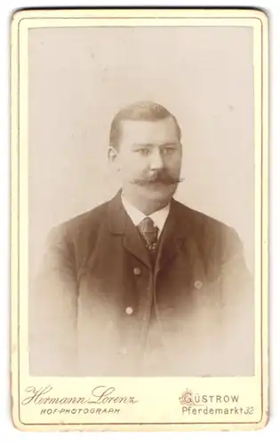 Fotografie Herm. Lorenz, Güstrow, Pferdemarkt 32, Portrait bürgerlicher Herr mit Schnauzbart