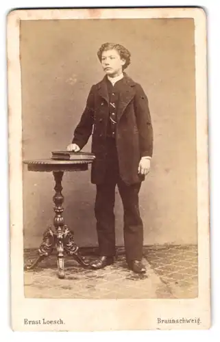 Fotografie Ernst Loesch, Braunschweig, Portrait junger Herr in modischer Kleidung