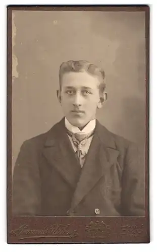 Fotografie Alexander Wiberg, Eksjö, Portrait charmanter junger Mann mit Krawatte im Jackett