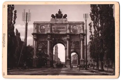 Fotografie Ferd. Finsterlin, München, Ansicht München, Strasse am Siegesthor, Trockenstempel