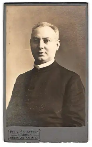 Fotografie Felix Schaetzke, Bochum, Friedrichstr. 13, Portrait Pfarrer im Talar mit Collar