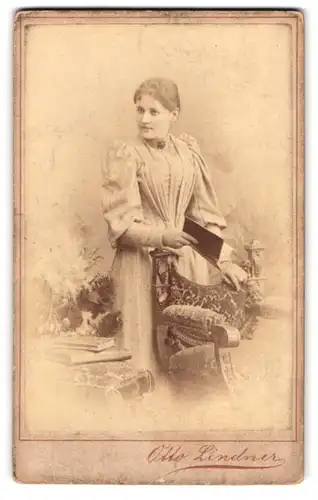 Fotografie Otto Lindner, Berlin-C., König-Strasse 30, Portrait junge Dame im Kleid mit Buch in der Hand