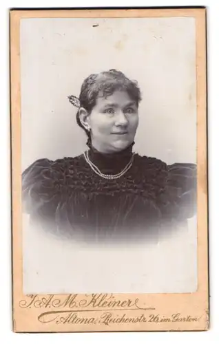 Fotografie J. A. M. Kleiner, Hamburg-Altona, Reichenstrasse 26, Portrait ältere Dame im Kleid mit Halskette