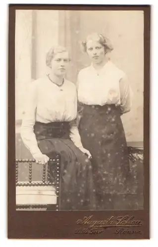 Fotografie Augusta Schou, Rönne, Lille Torv, Portrait zwei junge Damen in weisser Bluse und Rock