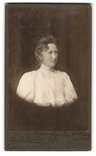 Fotografie Augusta Schou, Rönne, Lille Torv, Portrait junge Dame mit zeitgenössischer Frisur