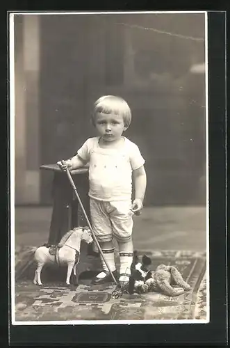 Foto-AK Kleiner Junge mit Spielzeug und Teddy