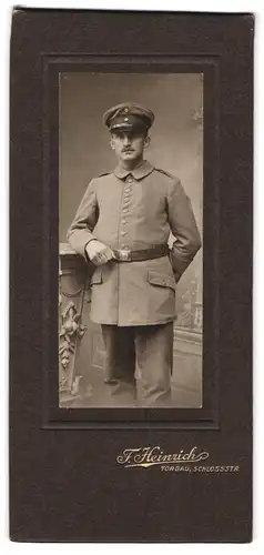 Fotografie F. Heinrich, Torgau, Schlossstrasse, Portrait Soldat in Uniform mit Schirmmütze