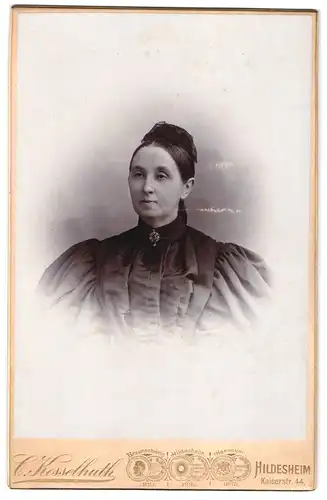 Fotografie C. Kesselhuth, Hildesheim, Kasierstrasse 4, Portrait junge Dame mit Haube und Kragenbrosche