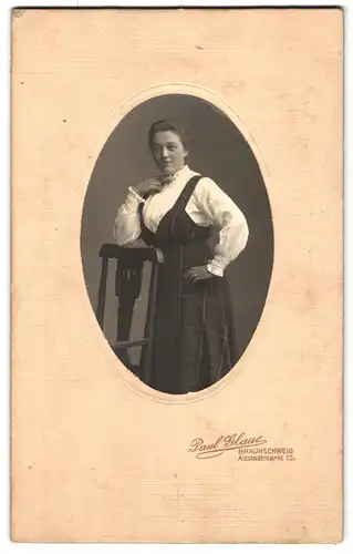 Fotografie Paul Glaue, Braunschweig, Altstadtmarkt 12, Portrait junge Dame im modischen Kleid