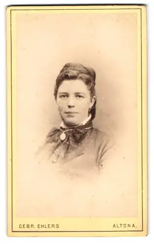 Fotografie Gebr. Ehlers, Hamburg-Altona, Königstr. 220, Portrait brünette Schönheit mit Flechtdutt