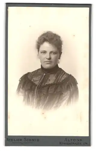 Fotografie Atelier Schmid, Hamburg-Altona, Königstr. 178, Portrait hübsche Frau mit lockigem Haar im Kleid