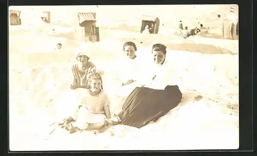 Foto-AK Frauen und Mädchen in Bademode am Strand