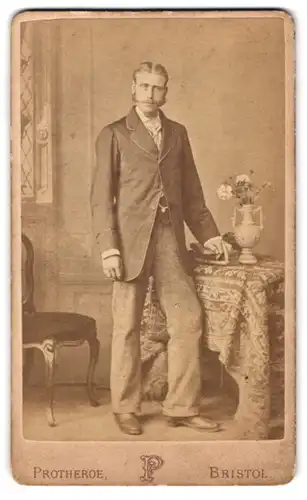 Fotografie Protheroe, Bristol, 36, Wine Street, Portrait charmanter Herr in modischer Kleidung