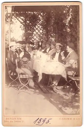 Fotografie C. Grimm & Co., Berlin, Unter den linden 51, gesellige Herrenrunde mit Kaffe und Bier, Zigarre rauchend