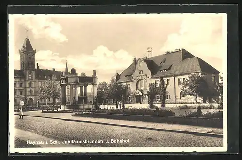 AK Haynau i. Schl., Jubiläumsbrunnen und Bahnhof