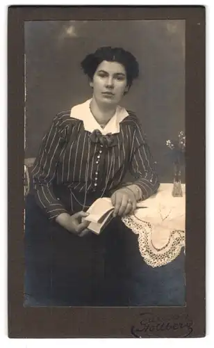 Fotografie Ullrich, Stollberg, Portrait junge Dame in gestreifter Bluse mit einem Buch