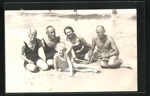 AK Bademode, Familie sitzt im Sand am Strand