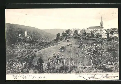 AK Manderscheid /Eifel, Kirche im Ort mit Burgruine