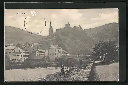 AK Vianden, Fluss mit Häsern und Blick auf Ruine