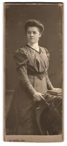 Fotografie M. Fröhlich, Flensburg, Portrait junge Dame im modischen Sonntagskleid