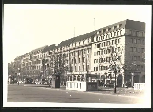 Fotografie unbekannter Fotograf, Ansicht Berlin, Unter den Linden Ecke Friedrichstrasse Haus der Schweiz