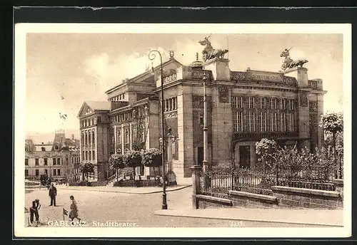 AK Gablonz / Jablonec Nad Nisou, Stadttheater mit vorbeilaufenden Menschen