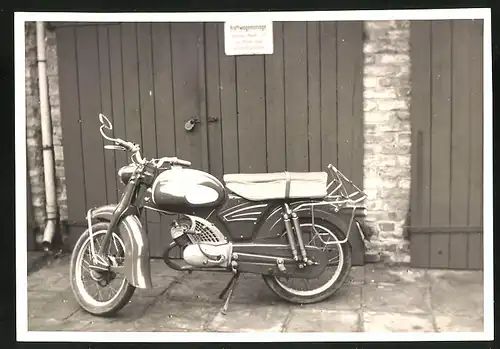 Fotografie Motorrad Zündapp Falconette KS50, Krad vor Garagentor