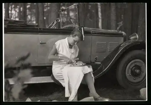 Fotografie Auto Adler Cabrio, Dame beim Picknick auf Trittbrett sitzend 1930