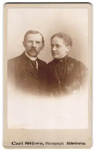 Fotografie Carl Stüwe, Süderbrarup, Ehepaar in festlicher Kleidung