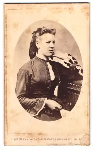 Fotografie L. Wittmann, Wien-Josefstadt, Lange-Gasse No. 60, Dame mit zusammengebundenen Haaren
