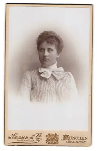 Fotografie Samson & Co., München, Neuhauserstr. 7, Portrait Dame in weisser Bluse mit Schleife und Locken