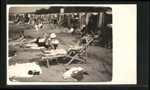 AK Sommergäste in Bademode geniessen das Strandleben