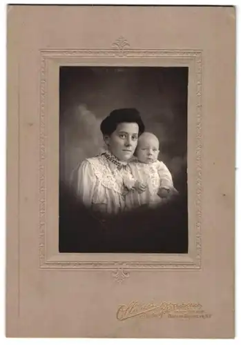 Fotografie Atelier Ollivieri, New York City - Brooklyn, Portrait junge Mutter mit Baby im Arm, Mutterglück