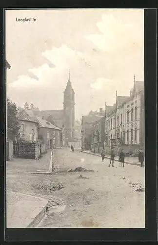 AK Longlaville, Strassenpartie im Ort mit Kirche