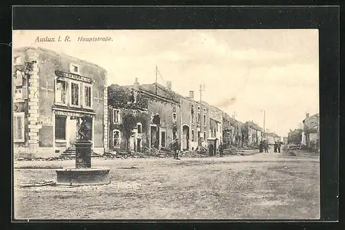 AK Audun l. R., Hauptstrasse, Strassenpartie mit zerstörtem Haus und Brunnen