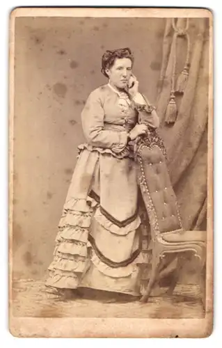 Fotografie Ferdinand Dopfer, Kaufbeuren, Portrait Dame im Biedermeierkleid mit Hochsteckfrisur