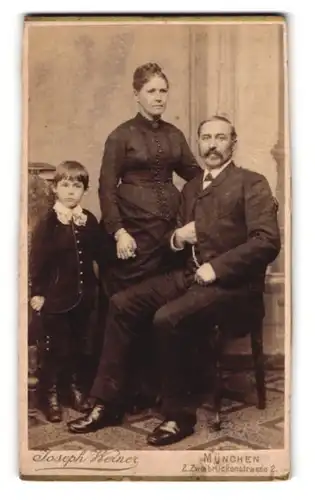 Fotografie Joseph Werner, München, Zweibrückenstrasse 2, Portrait der Familie Reitmair