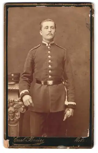 Fotografie Carl Bruere, Metz, Römerstr. 10, Portrait Uffz. in Uniform Rgt. 5 mit Bajonett