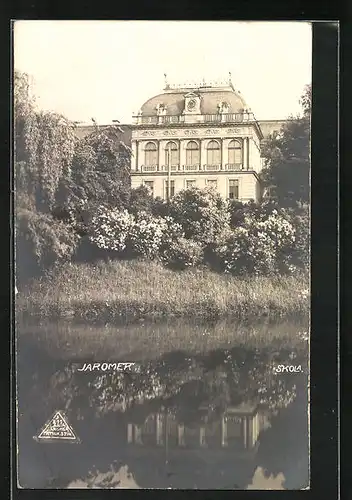 AK Josefstadt / Josefov / Jaromer, Skola, Blick vom Wasser zur Schule