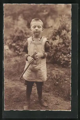 Foto-AK Kleiner Junge mit Schaufel in der Hand