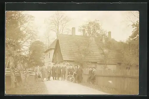 Foto-AK Ratiborice, Männer auf der Strasse, Fahrrad