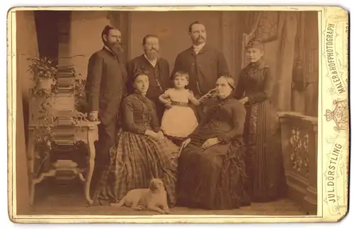 Fotografie Jul. Dörstling, Eisenberg i. A., Geraerstr. 334, Familien-Portrait mit Hund - Schosshund