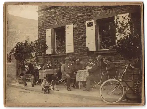 Fotografie unbekannter Fotograf und Ort, Gasthof mit rastendem Radfahrer, Blechschild Deutscher Rad-Fahrer Bund, Skat