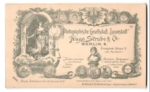 Fotografie Hugo Strube & Co., Berlin, Prinzessinnen Strasse 16, Jugendstil Dame mit elektrischer Lampe, Messe-Medaillen