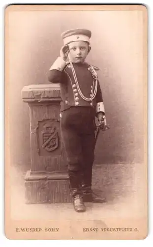 Fotografie F. Wunder Sohn, Hannover, Ernst-August-Platz 6, Knabe in Ulan-Uniform mit Säbel, Epauletten & Krätzchen