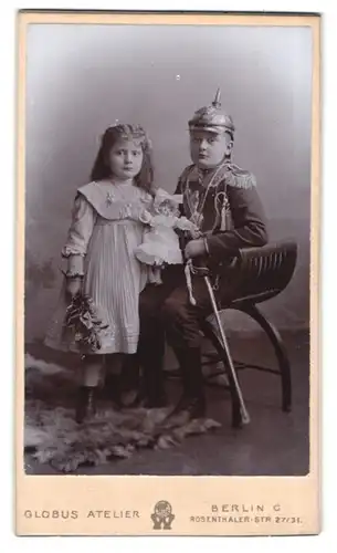 Fotografie Globus Atelier, Berlin, Rosenthalerstrasse 27-31, Knabe in Garde du Corps Uniform mit Pickelhaube & Säbel